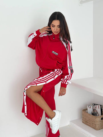 Trening Adidas – Classic Fit – Roșu cu Dungi Albe
